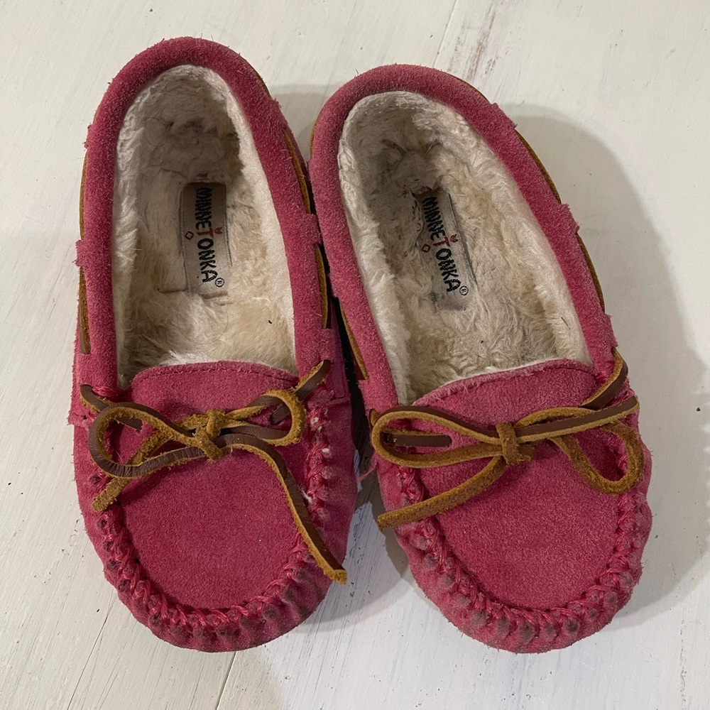 Minnetonka Kids Cassie Slipper in Hot Pink, Sz 8